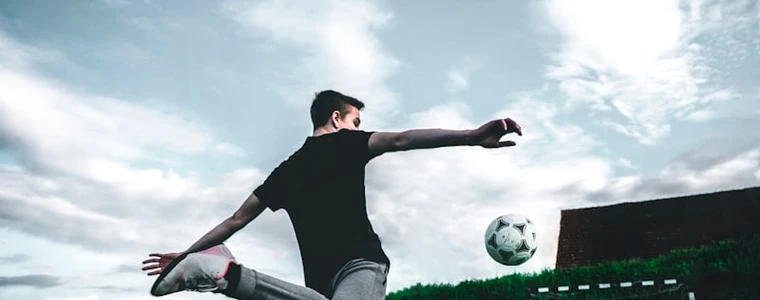 Sân vận động MetLife rực sáng về đêm với hai màu cờ Tây Ban Nha và Argentina trên khán đài trước giờ chung kết World Cup 2026