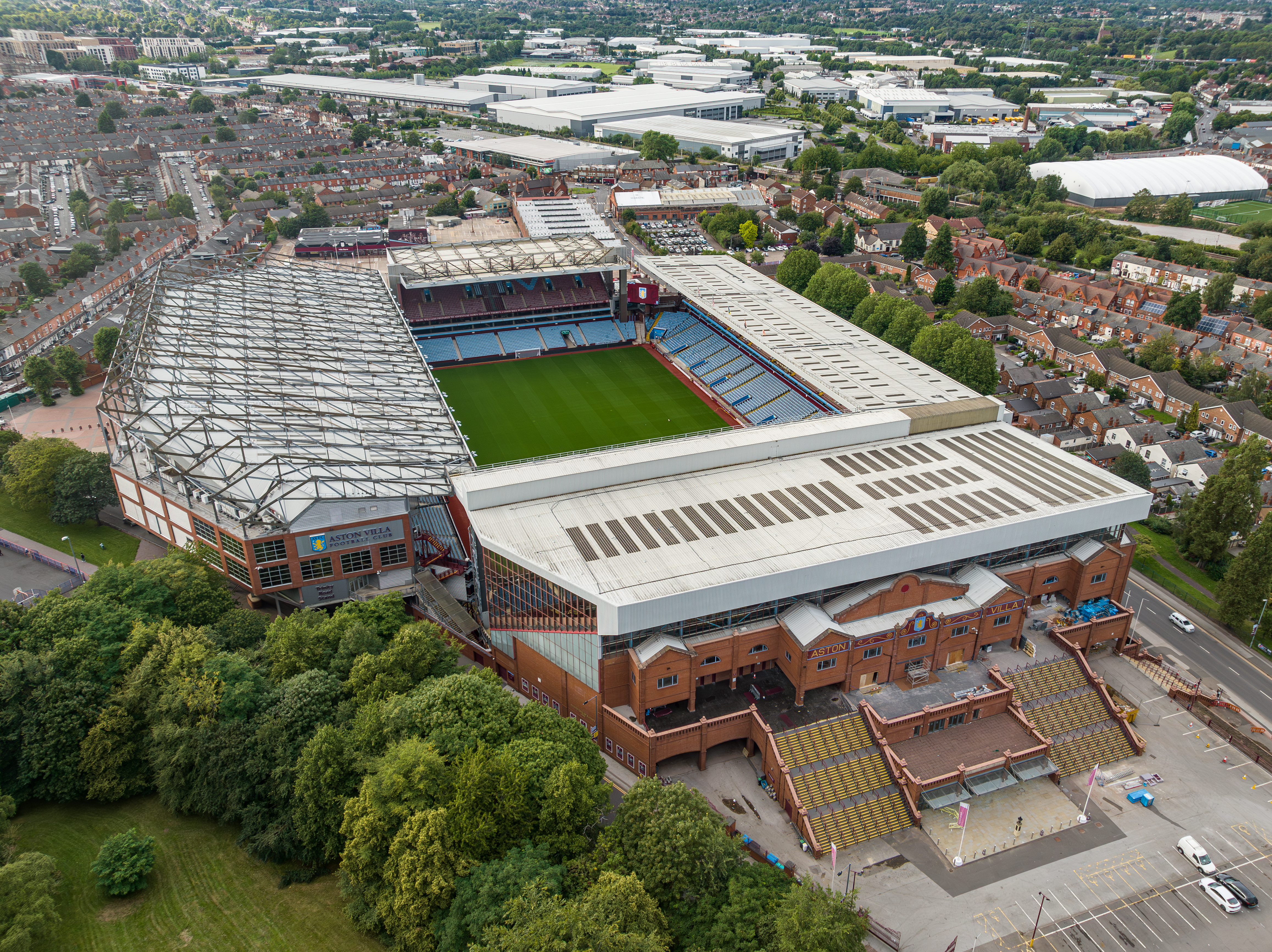 Đêm Đỏ Rực Tại Villa Park: 3.000 CĐV Nottingham Forest Mang Theo Giấc Mơ Istanbul Đến Sân Đối Thủ